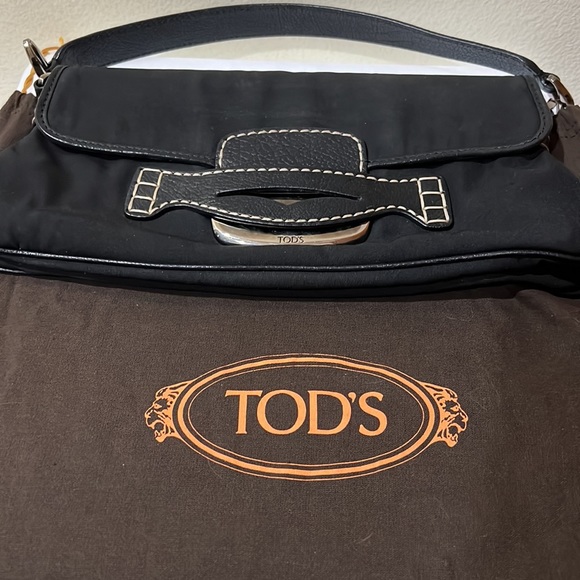Tod’s black shoulder bag. - Picture 10 of 13